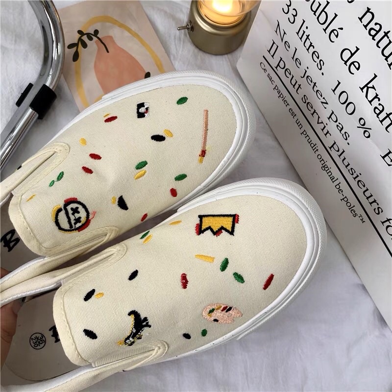 Có sẵn- Giày vải lười slip on màu  KEM thêu hình siêu dễ thương