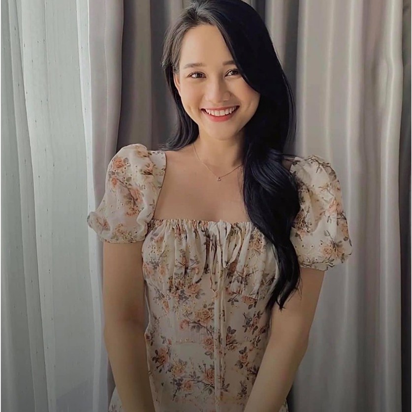 Đầm hoa thêu cổ vuông nhún ngực xẻ tà lai bèo