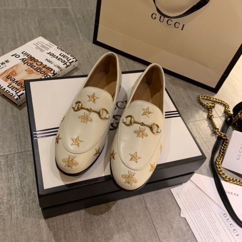 giày lười loafer nam nữ da thật mũi tròn gắn quai xích G-G in họa tiết hình ong Gucci GC