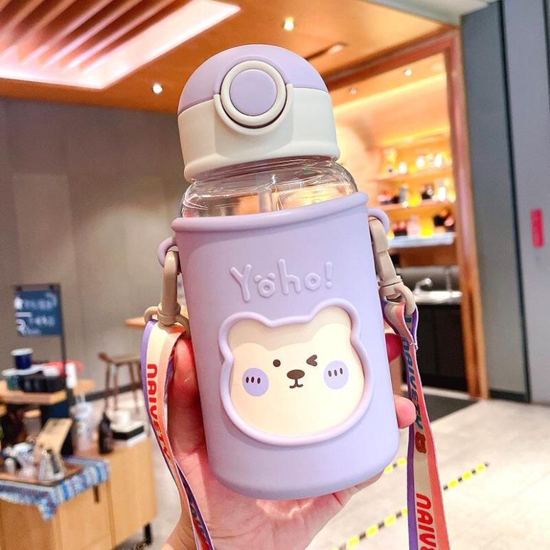 Bình Đựng Nước Hình Gấu Dê Thương 620ml Có Kèm Dây Đeo sticker 3D Ống hút kiểu dáng dễ thương cho các bé (Sỉ Hót)