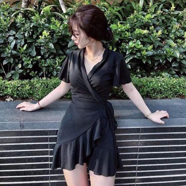 Đầm đen chéo tà