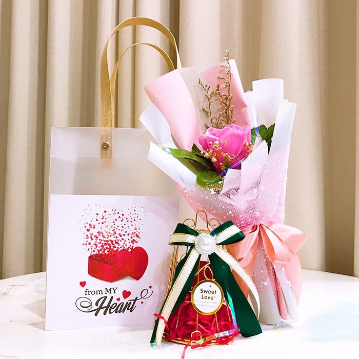 Túi quà tặng A Little Love gồm bó hoa hồng sáp, socola, túi đựng quà trong mờ Luv73