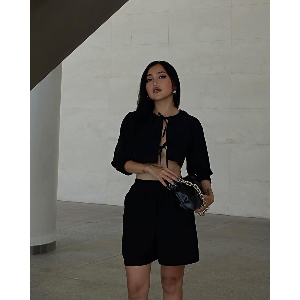 Quần thun kate nổi màu đen, là min - BLACK PATTERNED SHORTS