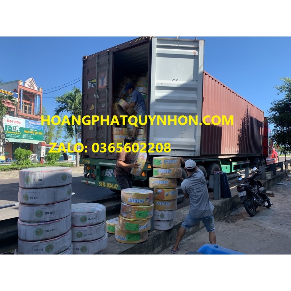 Màng phủ nông nghiệp khổ 1,4m, gấp đôi lại thành 0,7m, dài 400m, nặng khoảng 8kg, chiều dày mỏng 15mic, tuổi thọ 5 tháng