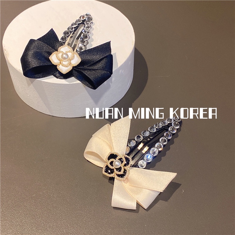 Kẹp tóc mái hoa trà đen và trắng mặt gắn đá cao cấp TB577