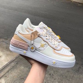 Giày sneaker hoa cúc full phụ kiện
