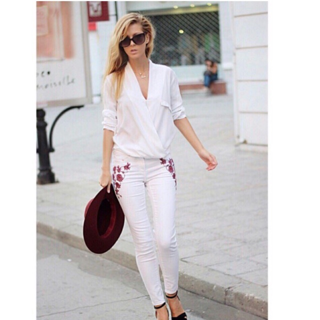 Jeans trắng thêu hoa