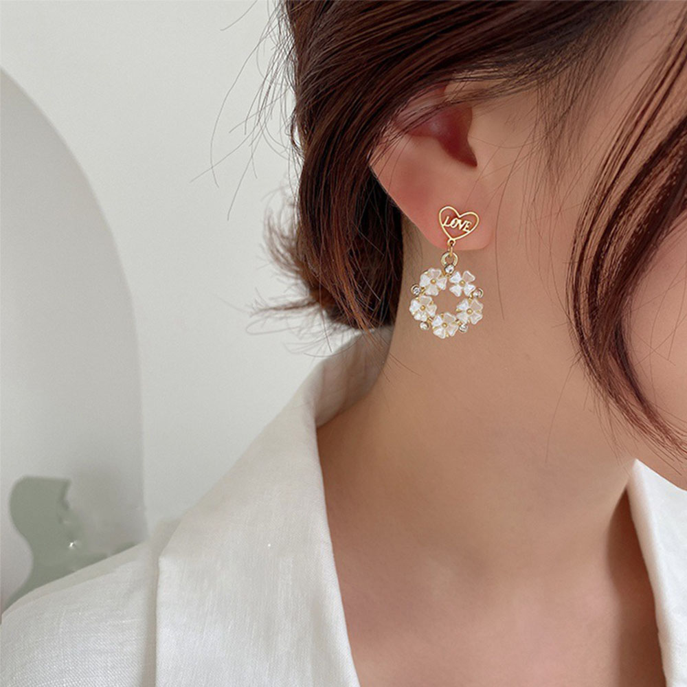 Bông tai nữ tạo hình độc đáo
