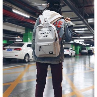Cặp học sinh nam nữ cá tính