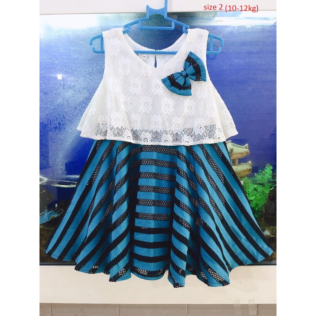 DG59-VBG-09 - Váy ren sát nách phối ren bé gái , nơ ngực , màu xanh , size 2 , made in Vietnam .