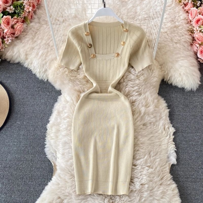 Đầm len body cổ vuông đính nút