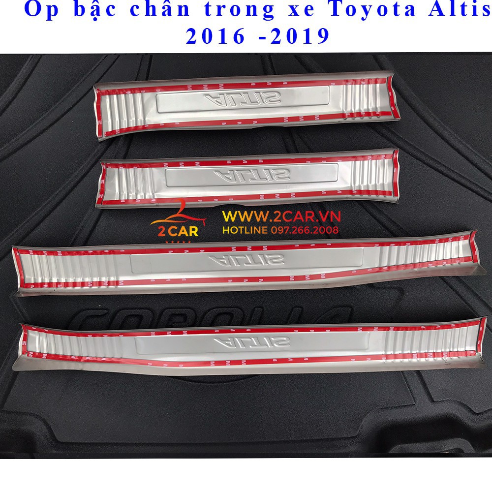 Ốp bậc chân trong xe Toyota Altis 2016-2020