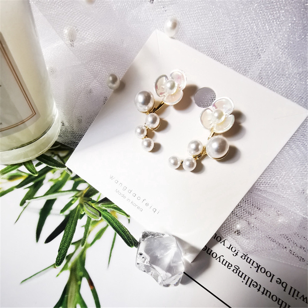 Khuyên tai hoa đính hạt giả ngọc trai xinh xắn