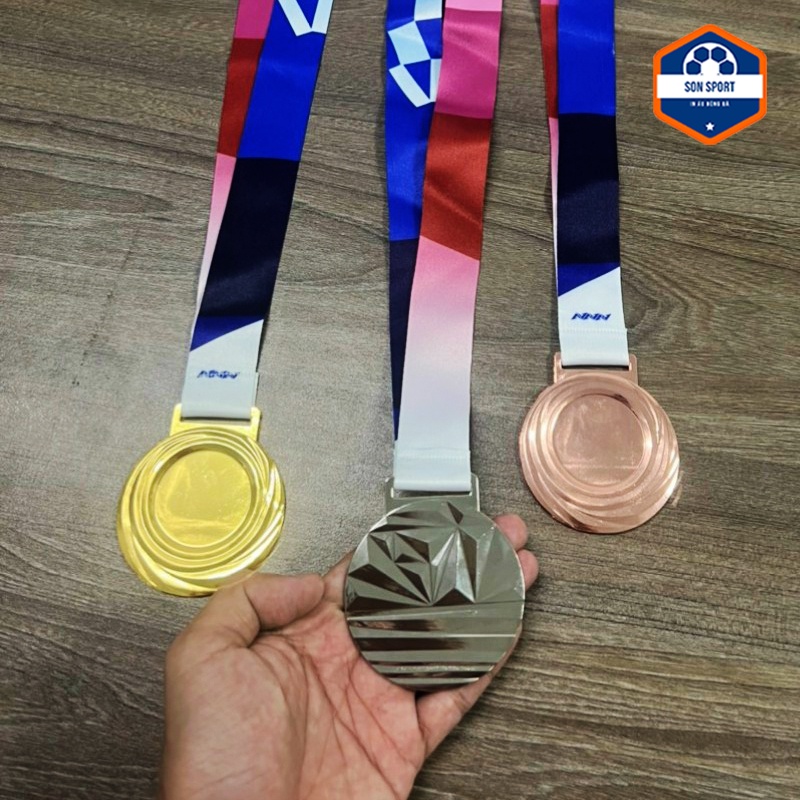 Huy Chương Bóng Đá để trao giải, lưu niệm bạc, đồng, vàng