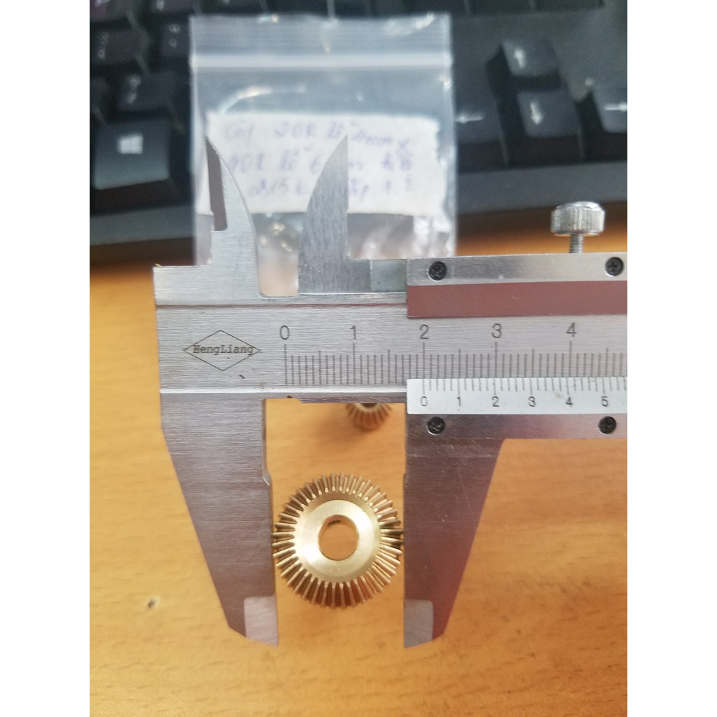 Cặp bánh răng côn răng thẳng ,2 trục ăn khớp 90 độ,tỉ lệ 1:2,loại lỗ trục 3-4*6mm,chất liệu đồng