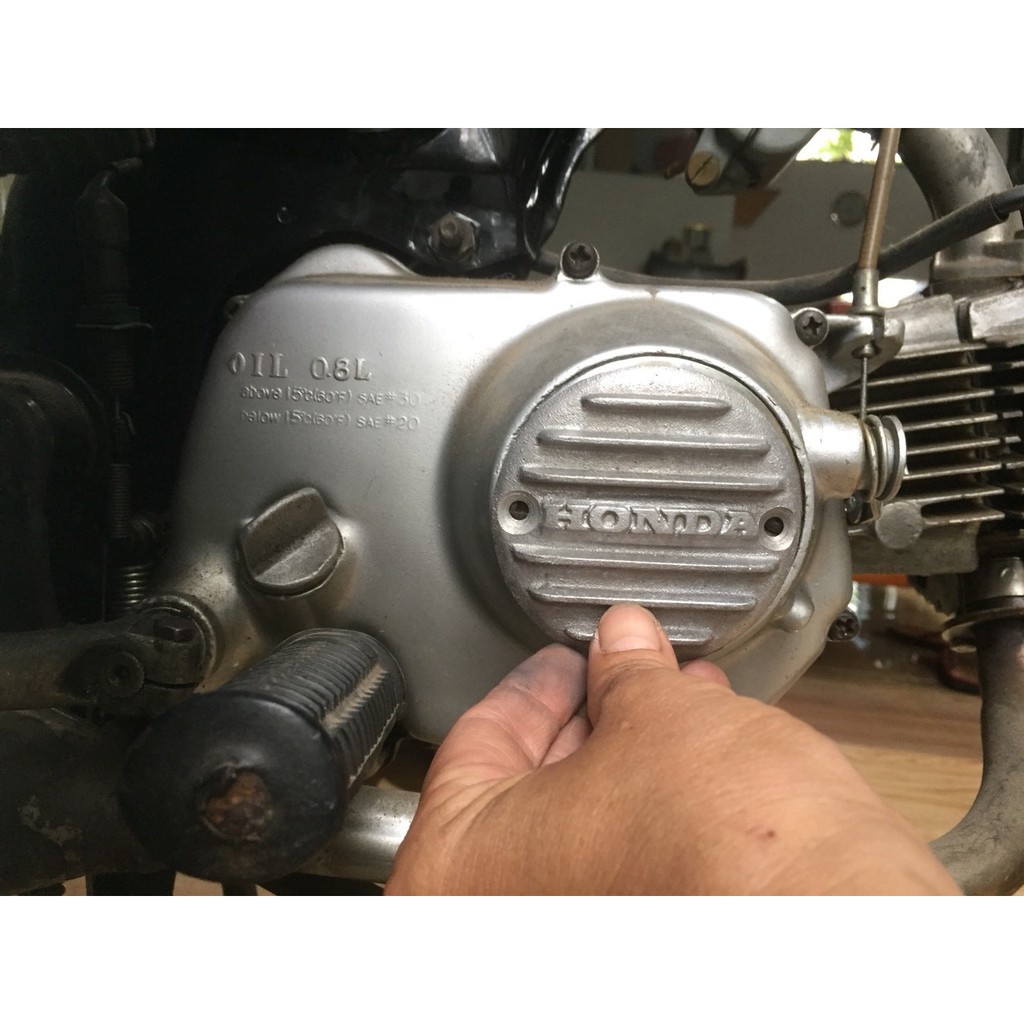 Nắp tròn chử honda sọc ngang gắn bên nồi trang trí cho xe 67