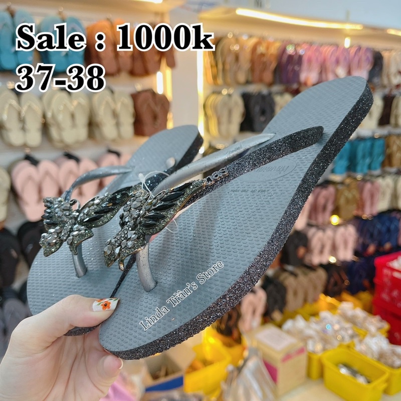 dép HVN kim tuyến viền xám đen mix charm bướm chúa đen