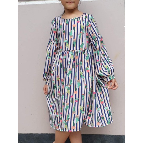 Đầm thu đông bé gái