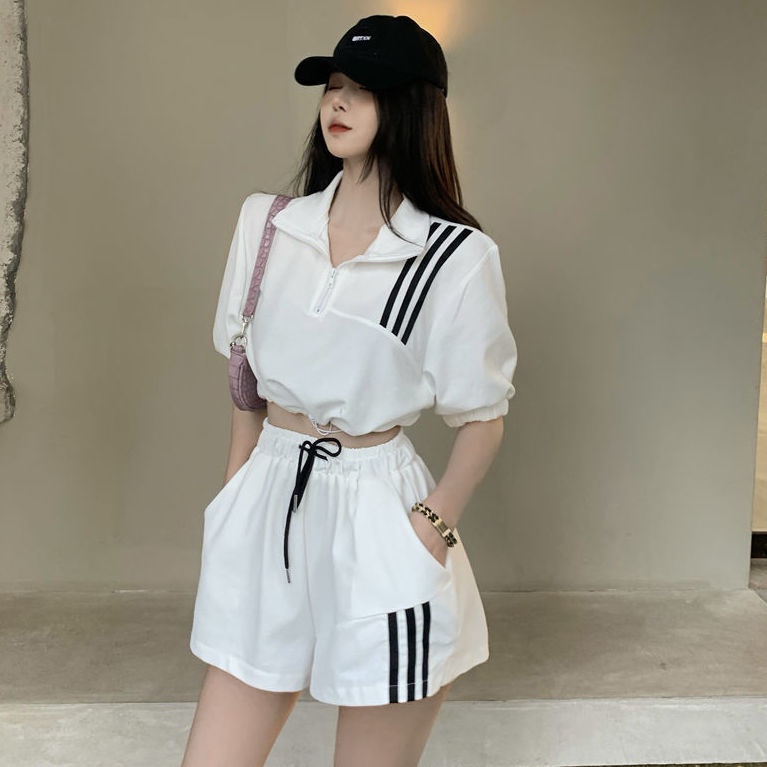 Bộ quần áo gồm quần ngắn và áo tay ngắn thể thao phù hợp với nữ sinh viên phong cách mùa hè Hàn Quốc 2022 ( có bán lẻ)