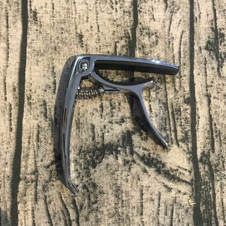Capo đàn guitar cao cấp(có móc rút chốt hỗ trợ thay dây đàn)