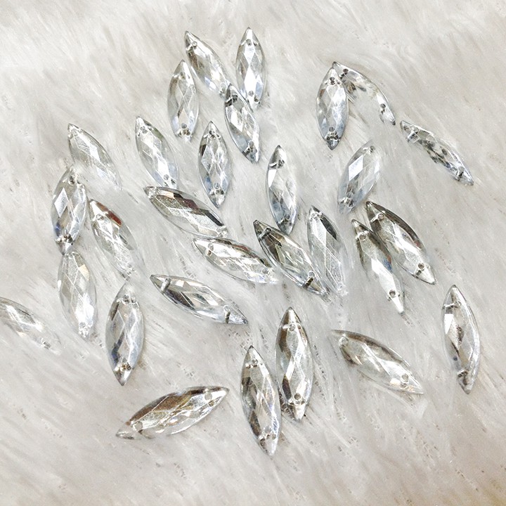 Hạt đá nhựa acrylic kết áo hình lá dài bạc ánh trắng size 2.1cm