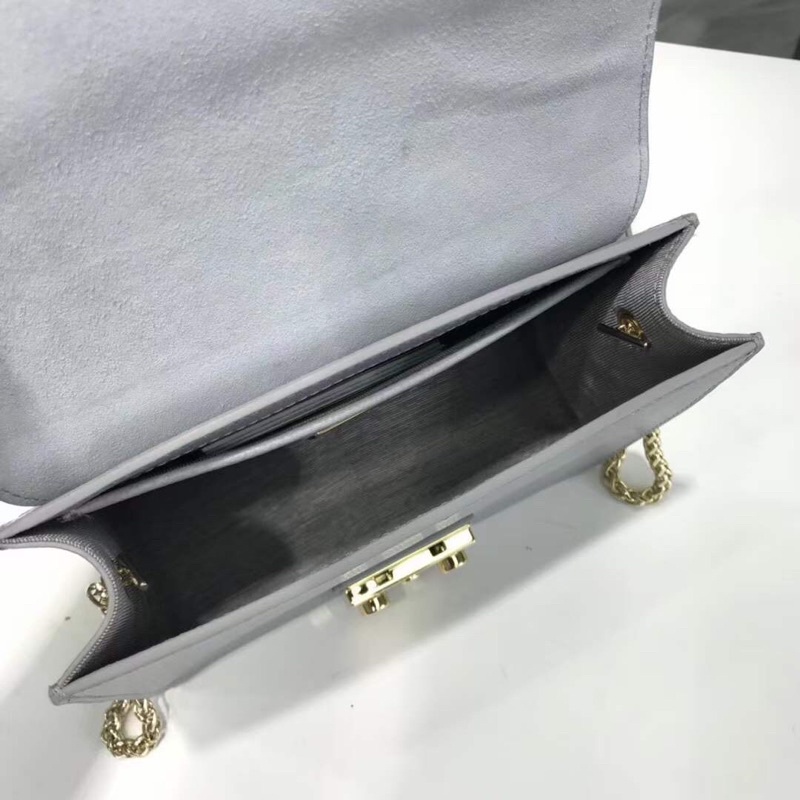 Túi đeo chéo nữ FURLA METROPOLIS  chi tiết chuẩn, từ đường keo mũi chỉ đến logo khắc đều sắc nét. Size 21cm