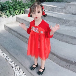 Váy đỏ cổ tim thêu hoa hồng