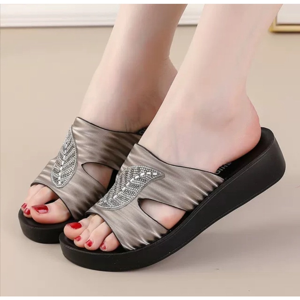 Dép xuồng chiếc lá