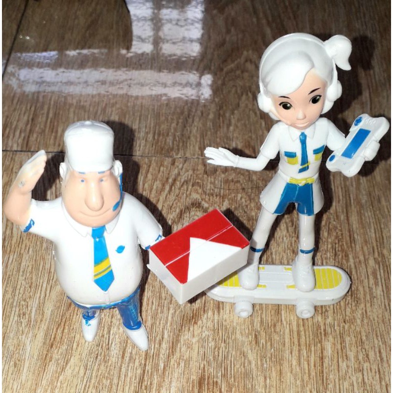 Sét 2 mô hình nhân viên giao hàng bằng nhựa cao 12cm kèm phụ kiện