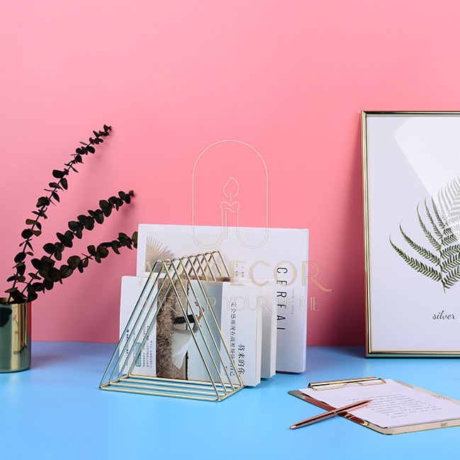 Kệ, giá đỡ sách báo, tạp chí tam giác sắt Bắc Âu decor trang trí  bàn học, tủ sách sang trọng - AM Decor