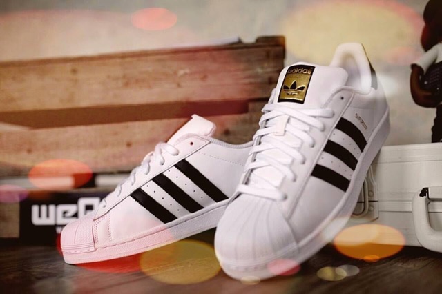 Giày Adidas superstar sọc đen nhãn vàng