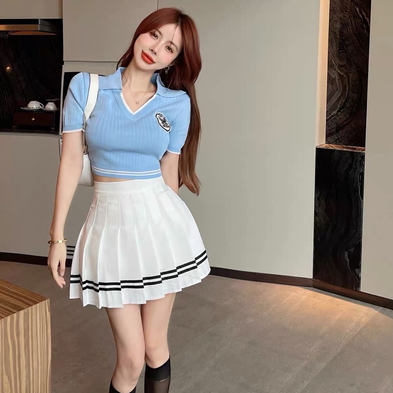 Áo len mỏng cổ V đính logo dáng croptop, Áo kiểu ngắn tay len co giãn AL6331 - NhiNhi Shop