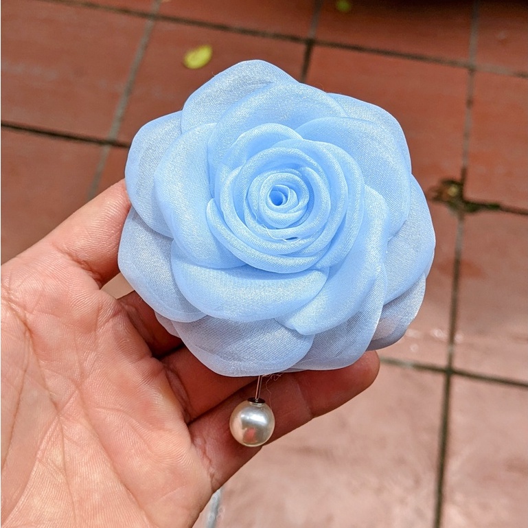 Hoa cài áo handmade vải voan cao cấp size 8-9cm, có ghim cài lên áo váy