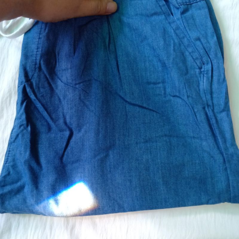 Quần ngố jean thiết kế dáng lỡ chất liệu vải jean lụa mềm mại ,nhẹ lưng thun có 2 màu