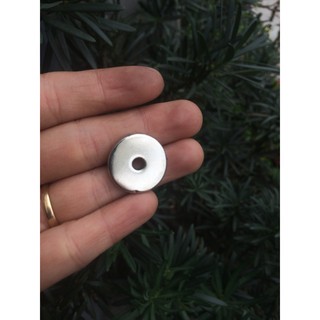 Nam châm viên đường kính 20mm dày 3.5mm có lỗ tròn 4mm