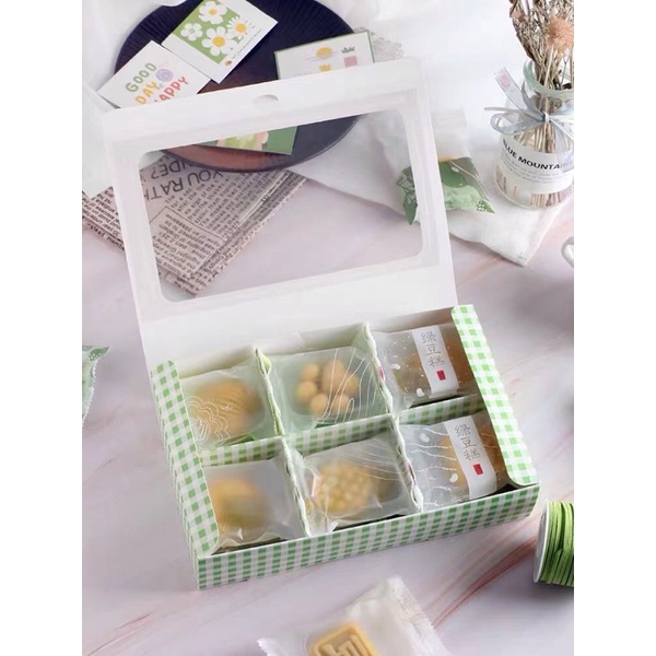 Hộp vách ngăn 6 ô màu xanh caro đựng bánh 50-80gr