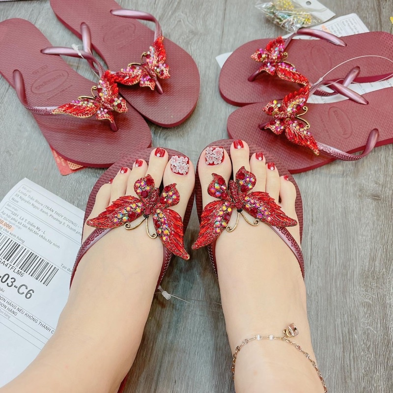 dép HVN đen mix charm bướm chúa đen