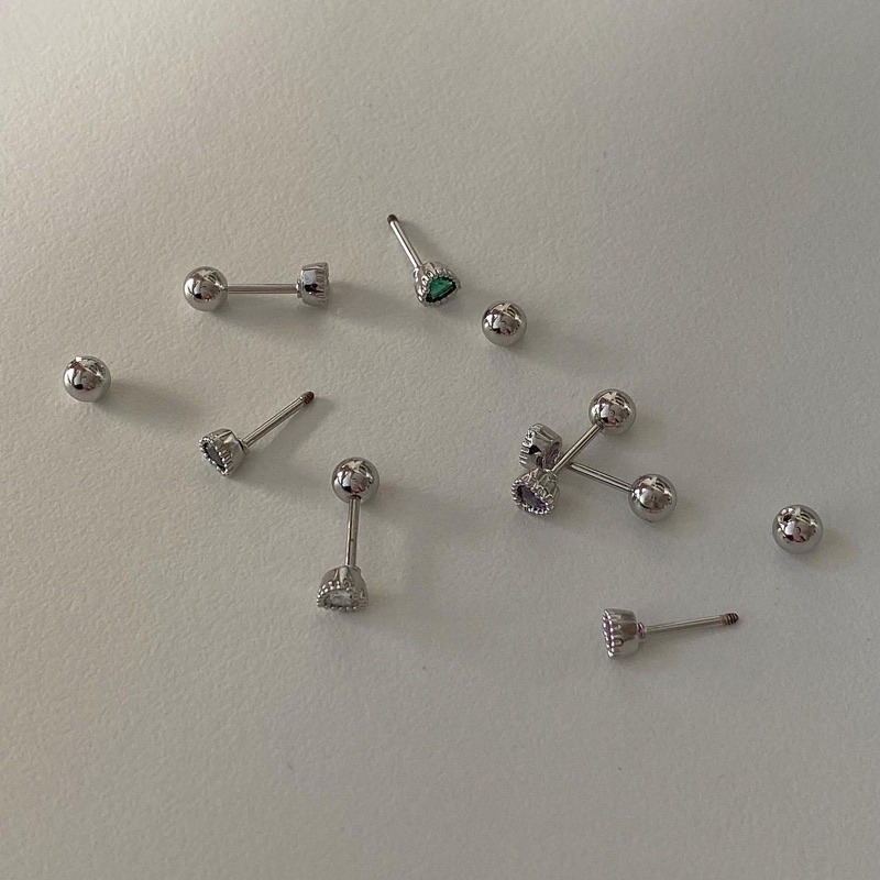 𝐯𝐞𝐥𝐯𝐞𝐭𝐩𝐢𝐧𝐤.𝐚𝐜𝐜🇰🇷 | Khuyên tai trái tim đá màu lấp lánh