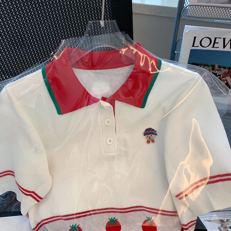 Áo thun tay ngắn dệt kim dáng ngắn cổ polo hoạ tiết dâu tây phong cách phương Tây thời trang mùa hè 2022 cho nữ