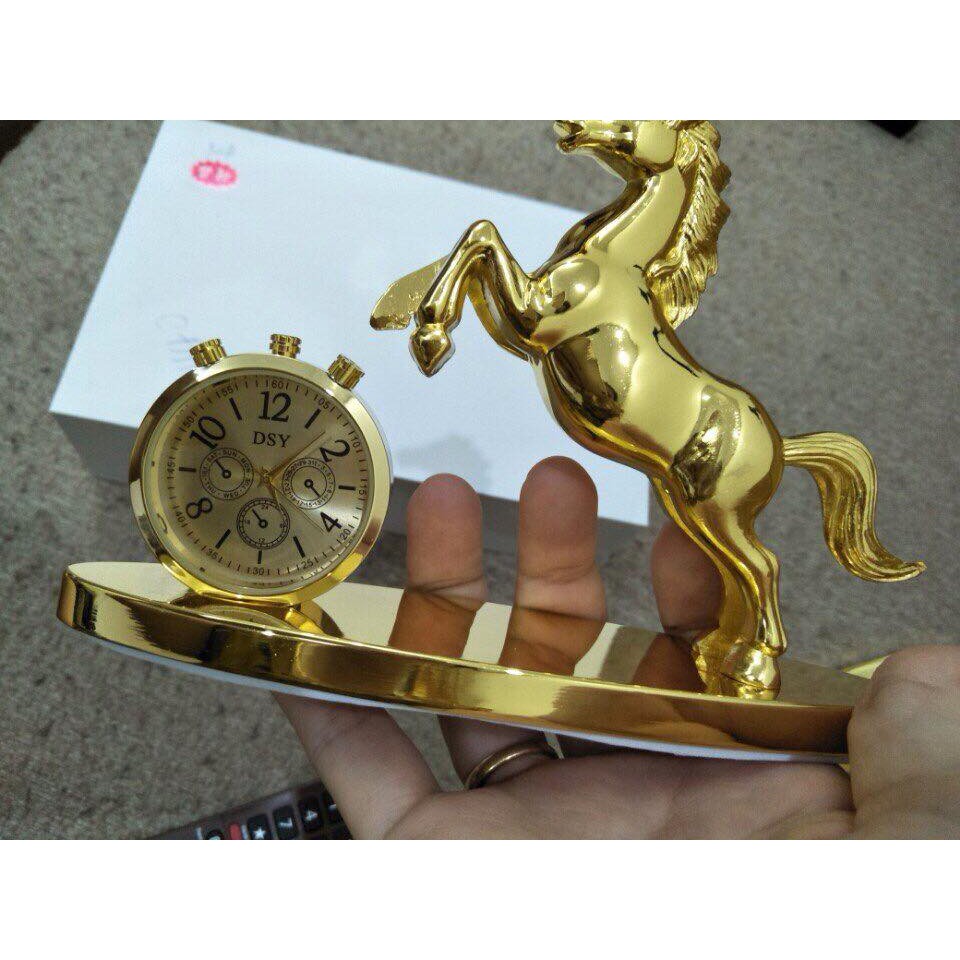ngựa vàng đồng hồ để taplo