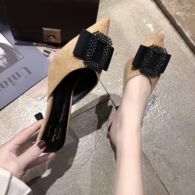 Sục nữ cao gót
