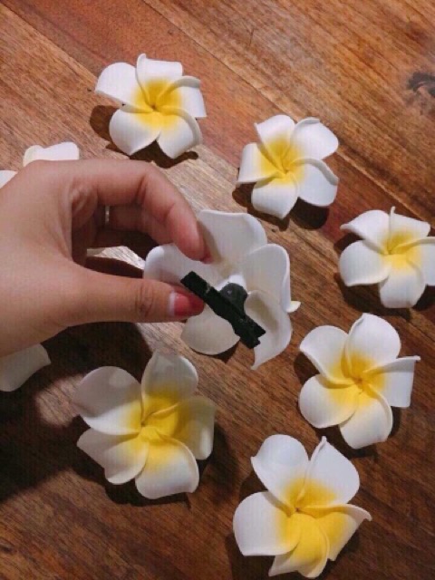 Kẹp tóc hoa sứ cho nàng đi biển