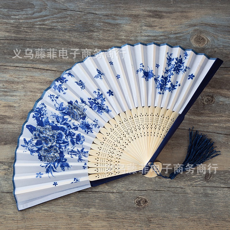 Quạt vải lụa thân tre thiết kế theo phong cách Trung Hoa cổ điển