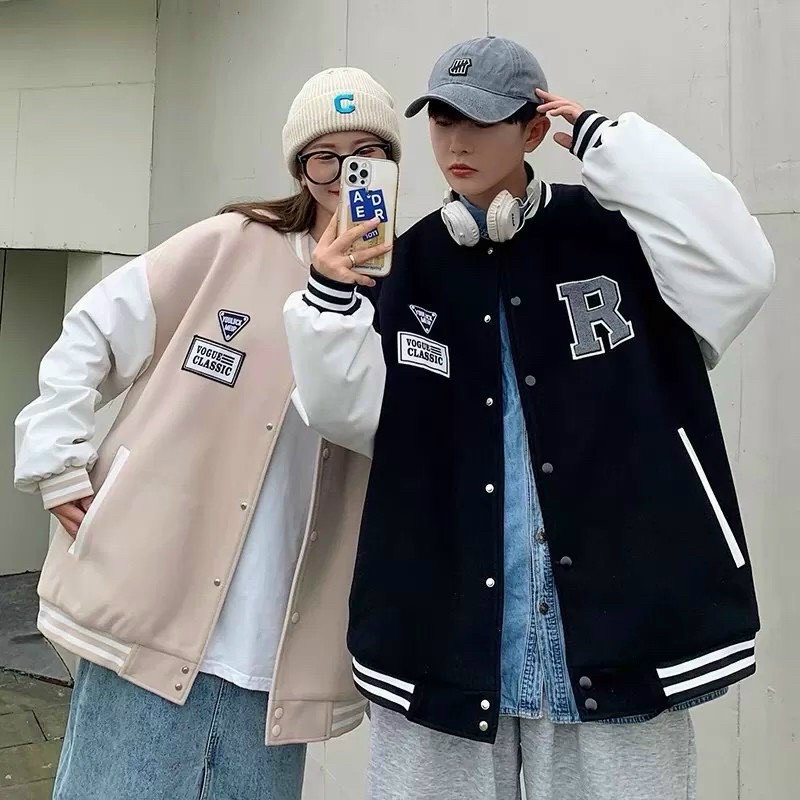 Áo khoác Nam Nữ da lộn 2 lớp kiểu Bomber logo thêu chữ "R" from thỏa mái tay phối màu trắng tinh tế style SORA STORE