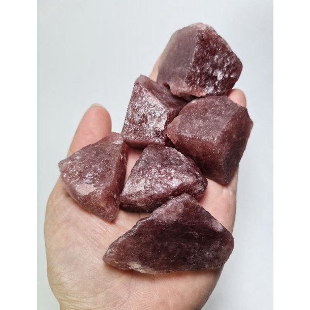 Strawberry quartz thô tự nhiên có 2 kích cỡ dùng cho bói bài Tarot, Reiki, Handmade, phong thủy...