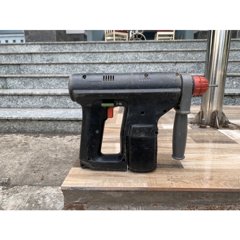 Khoan bê-tông National 12v chỉ thân máy vỏ pin.