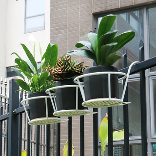 Giỏ sắt treo hoa ban công