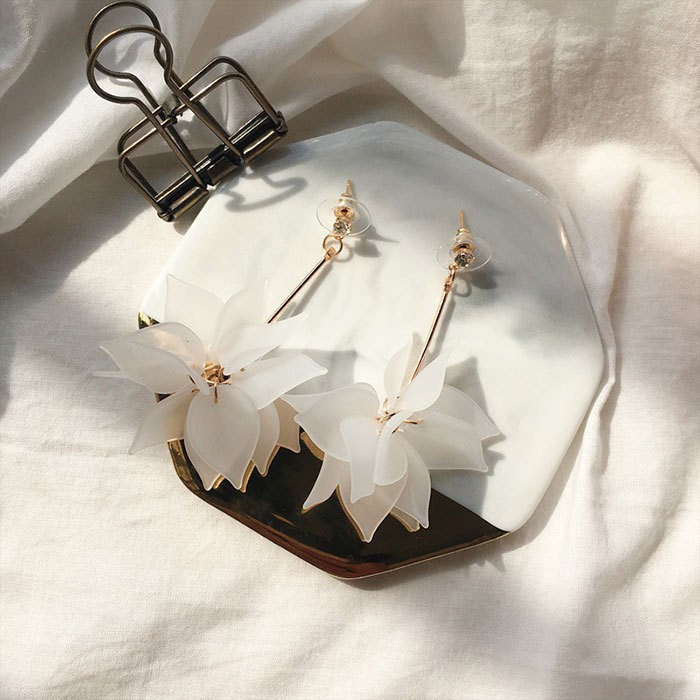 Khuyên tai hoa rũ dài thanh lịch ( màu trắng )