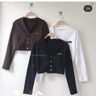 ♥️áo croptop cổ v nút logo