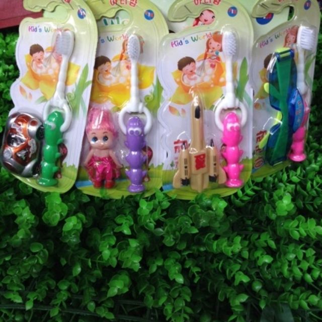 Một hộp bàn chải 12 cây tặng quà đồ chơi cho bé